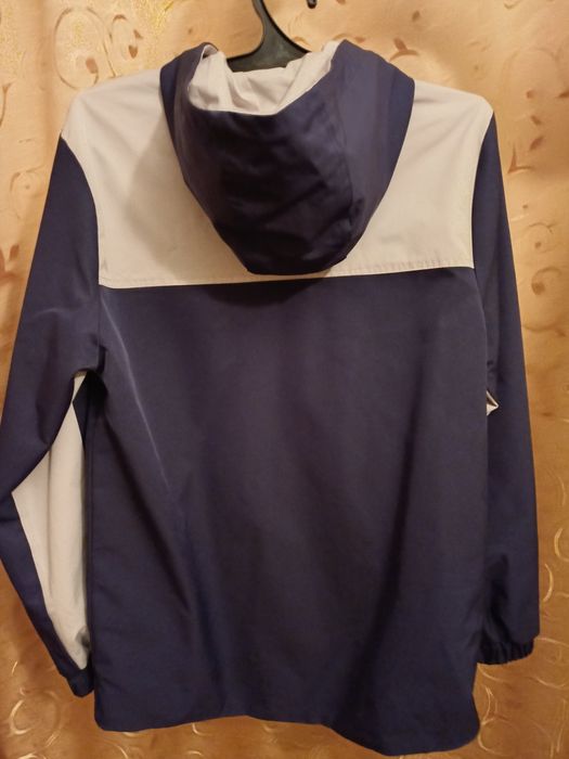 Куртка ветровка .