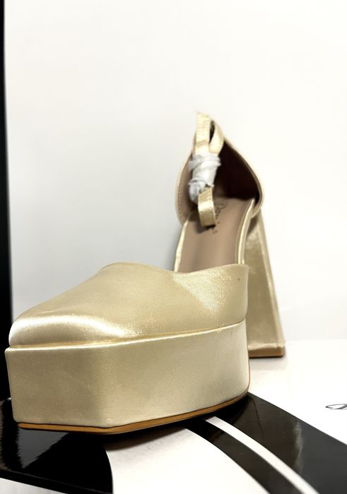 Сатенени дамски обувки на висока платформа в цвят шампанско/златисто