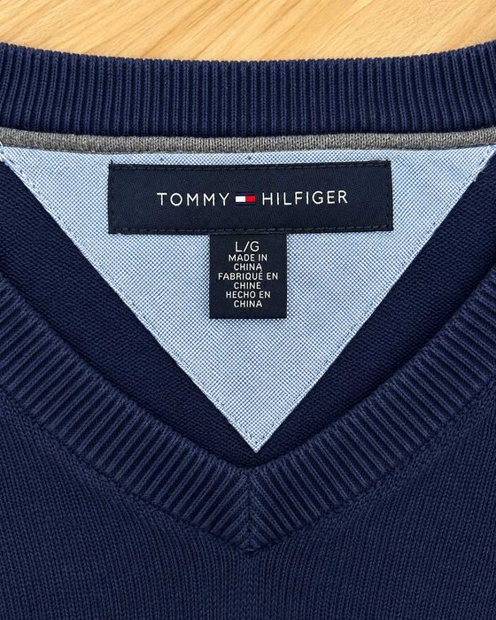 Pulover Tommy Hilfiger bărbați bleumarin, decolteu V, 100% bumbac, logo discret pe piept, mărimea L