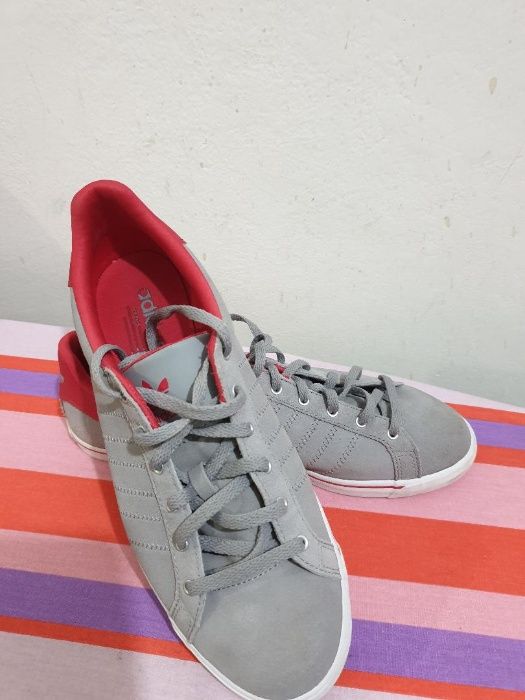 Adidas gri marca ADIDAS