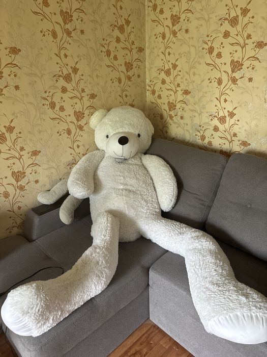 Большой плющевый медведь