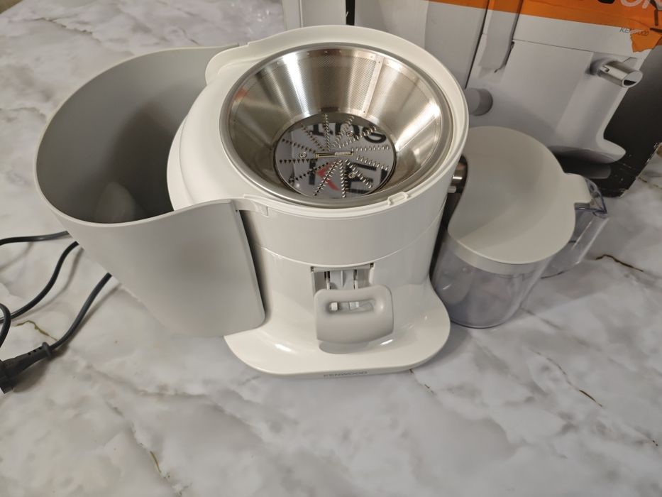 Соковыжималка Kenwood je 680