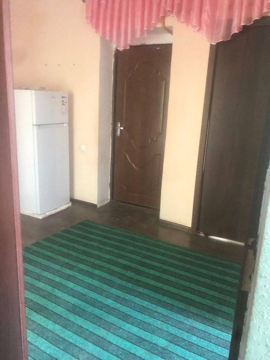 Dom uch etaj  uch xonali barcha jihozlari bor