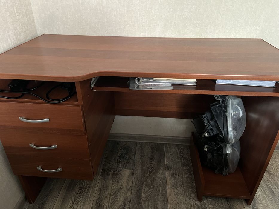 Продам компьютерный стол
