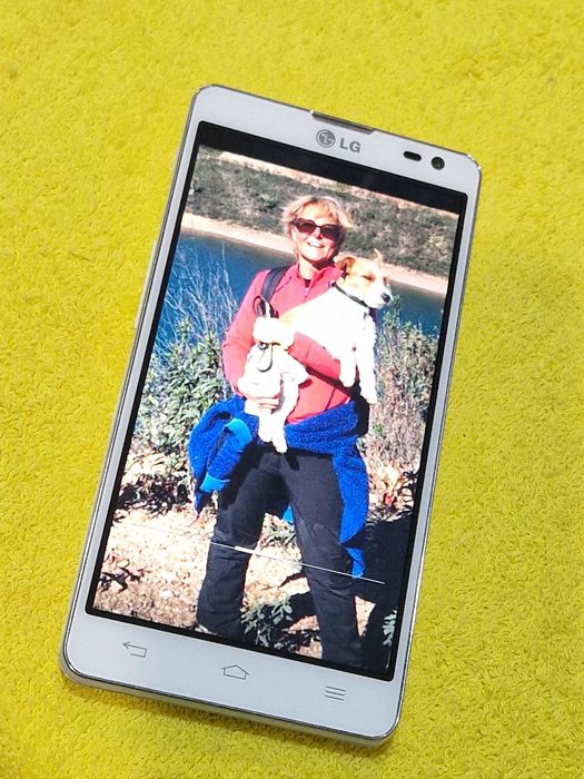 Telefon lg cu touchscreen cu încărcător