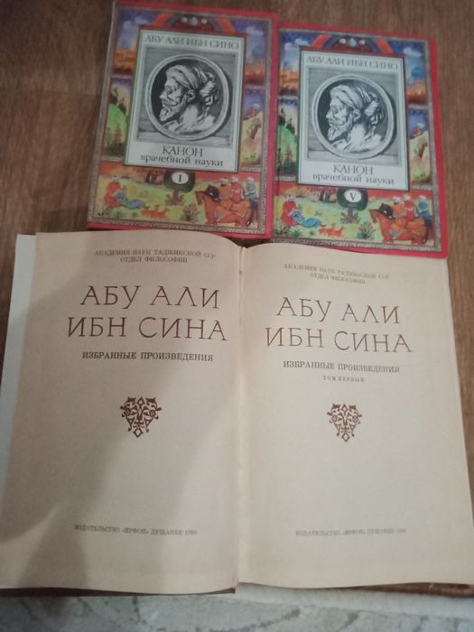Продаются разные книги.