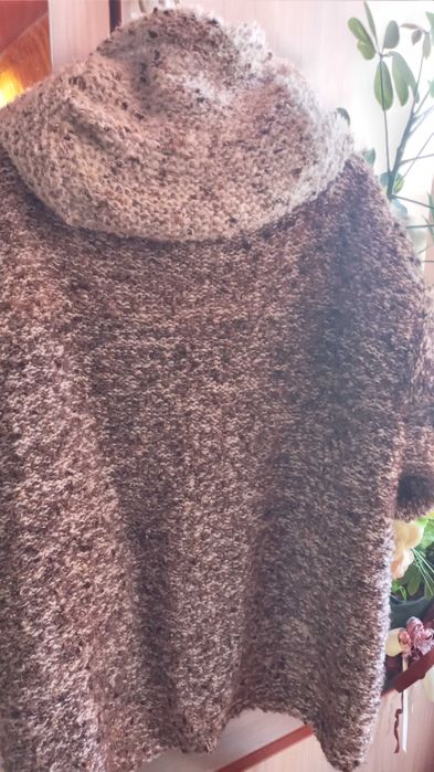 Ефектна ръчно плетена буклена жилетка