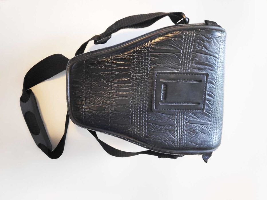 Фотографска чанта и кожен калъф за фотоапарат.