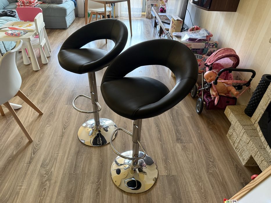 Продавам два бар стола