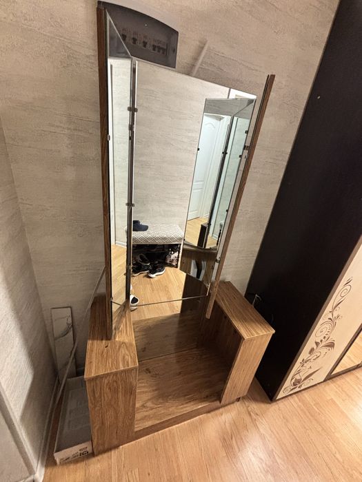 Трюмо с зеркалами . Из дерева