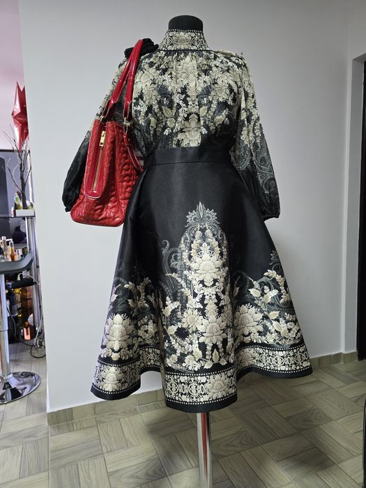 Geanta roșie, piele naturala lacuita și material matlasat;