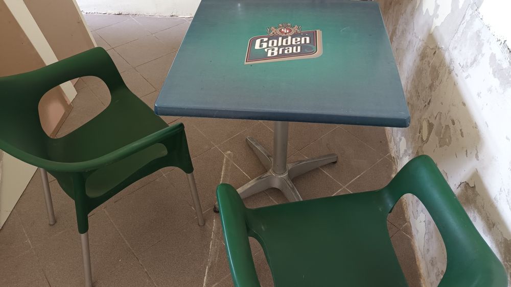 Vând vitrina bere, navete,mese