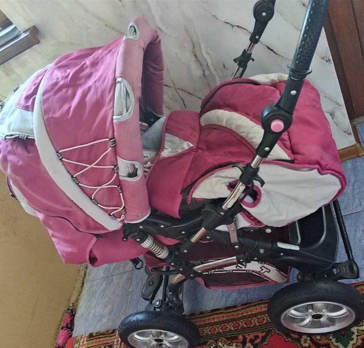 Bolalar kalyaskasi va qoshimcha aksasuarlari bilan