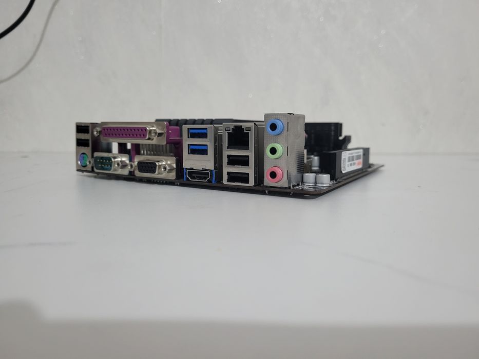 Продам материнская плата GIGABYTE GA-E601 0N
