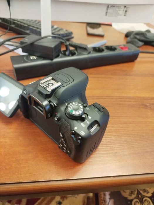 Продается полупрофессиональный фотоаппарат Canon EOS 700D + 28-200 Ult