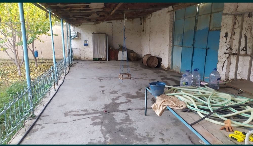 11 sotux yer va uyi bilan tosh 16 ta vuqa ketadigan zimni molhona bor