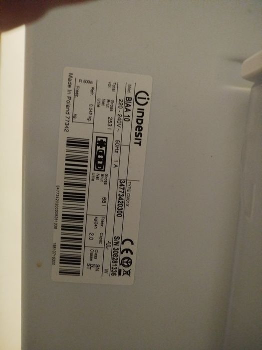 Хладилник Indesit с долен фризер