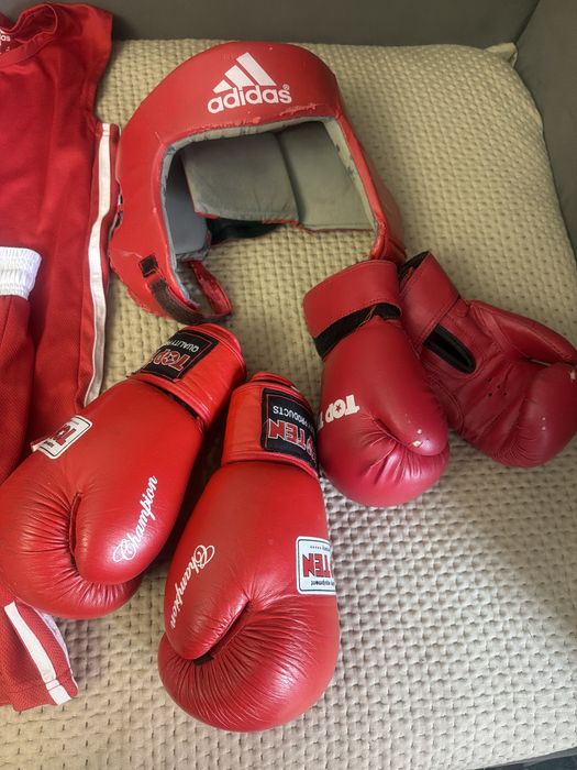 Боксерская форма, перчатки, шлем