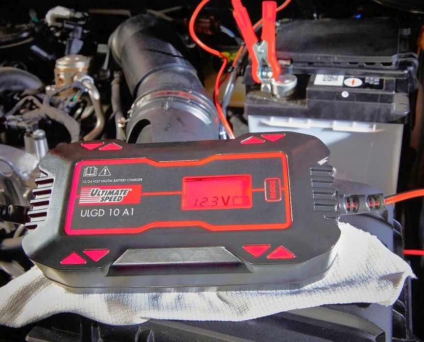 Redresor inteligent, incarcator baterii cu multiple programe, acumulator auto 12 V si 24 V, 300 Ah NOU, sigilat, realizat in Germania, de incredere