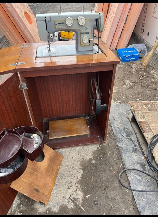 Продам швейную машинку