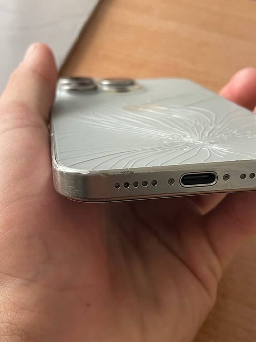 iPhone 15 pro 256/79% акб