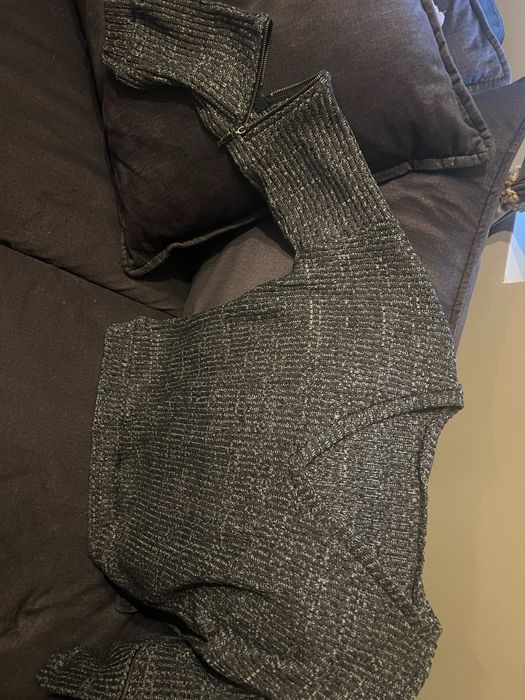 Плетена блуза с ципове на ръкавите