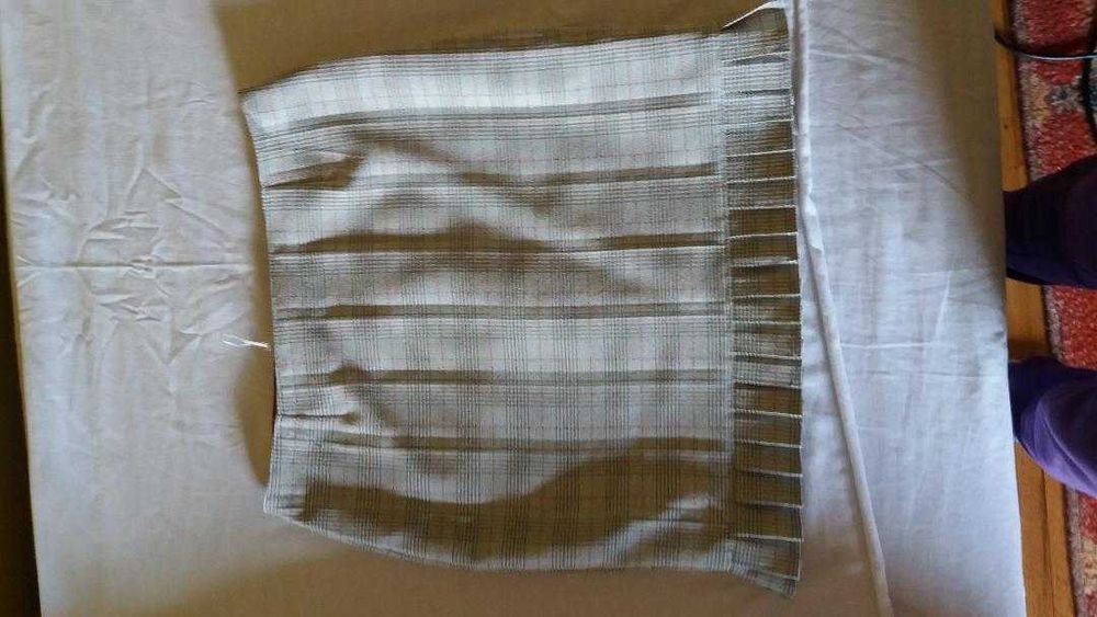 Fusta scurta, de vara, cu volan plisat, captusita.