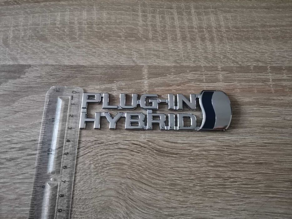 сребриста емблема Toyota Plug-in Hybrid