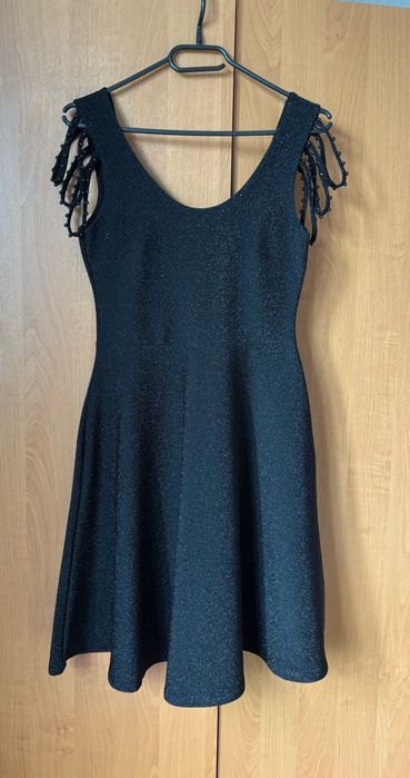 Блестяща черна рокля с ефектни детайли на раменете