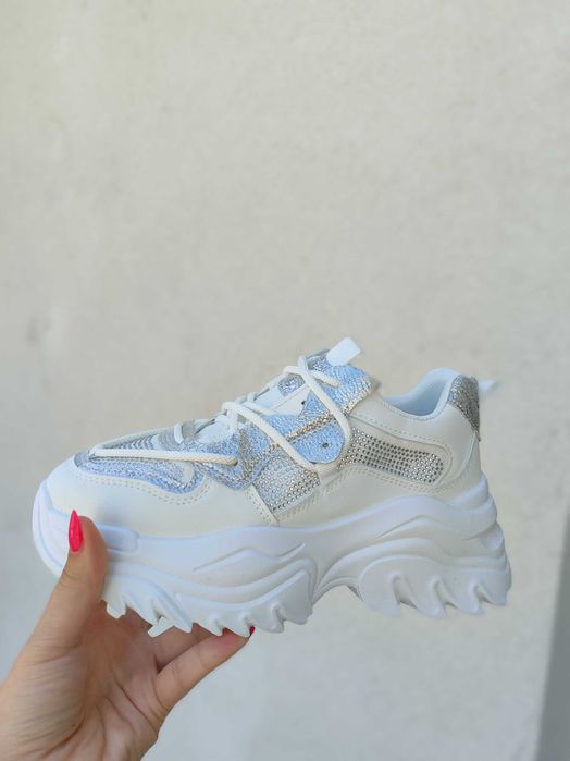 Бели маратонки с камъни