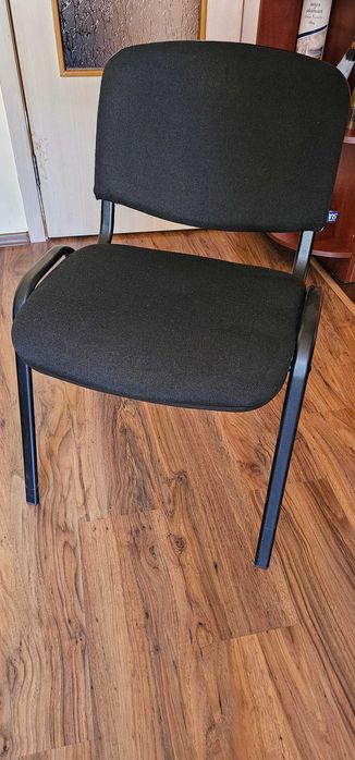 Продавам 2 броя офис столове.