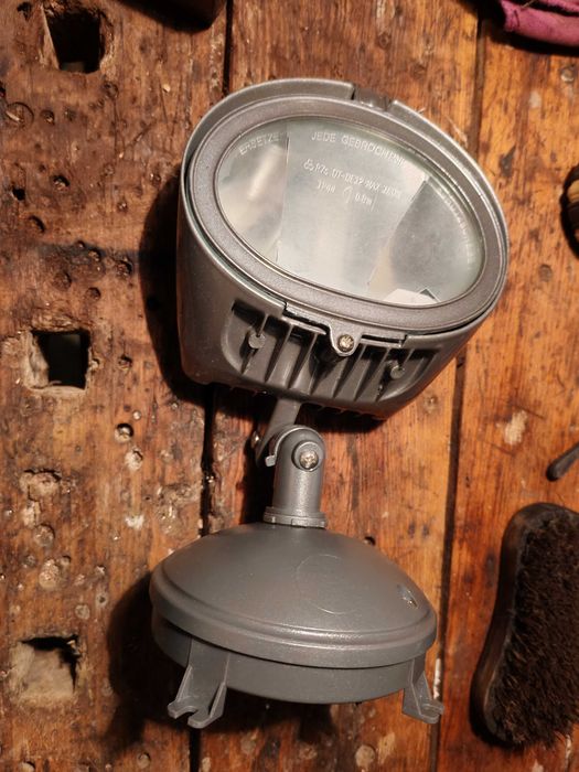 Reflector. Proiector, lampa de exterior cu bec halogen