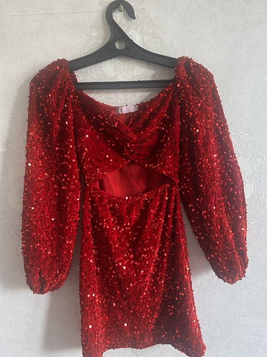 Красное  платье в бестящих пайетках