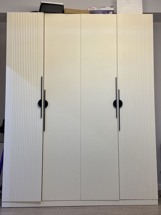 Почти новый шкаф