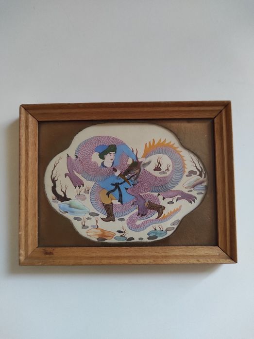 Miniatyura asarlari sotiladi. Yogʻoch ramkaga solingan