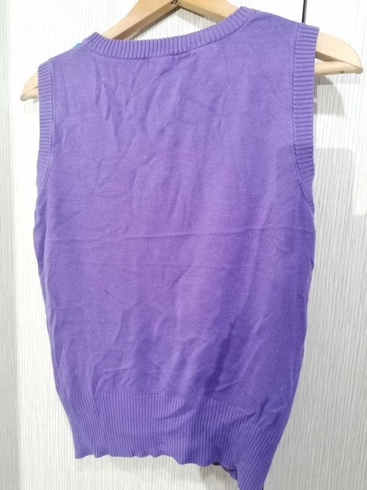 Продавам много сладко плетено елече жилетка без ръкави лилаво с бухали