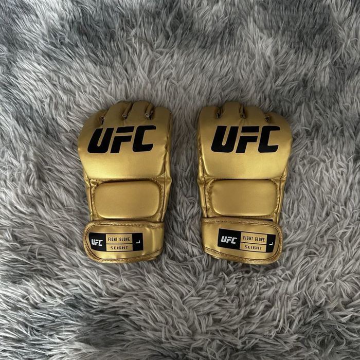 Золотые чемпионские перчатки UFC