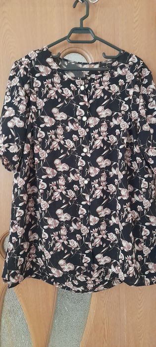 Vând o rochie și un costumase mărimea 44