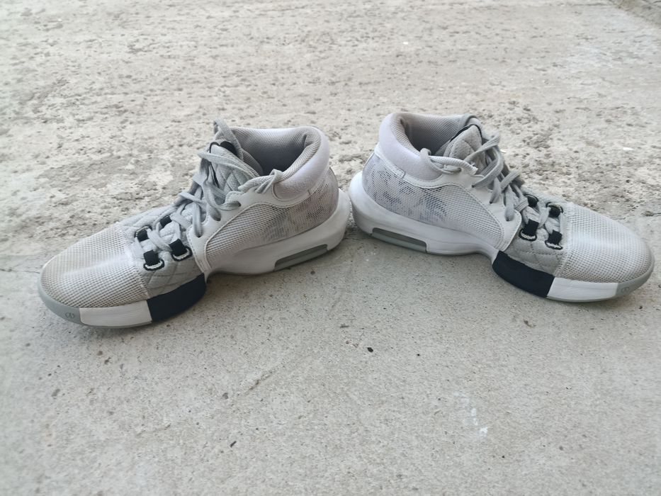 Nike LeBron Witness 8 в бяло и сиво,44 НОМЕР