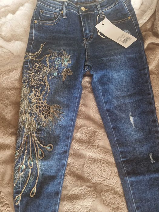 Дънки с бродерия