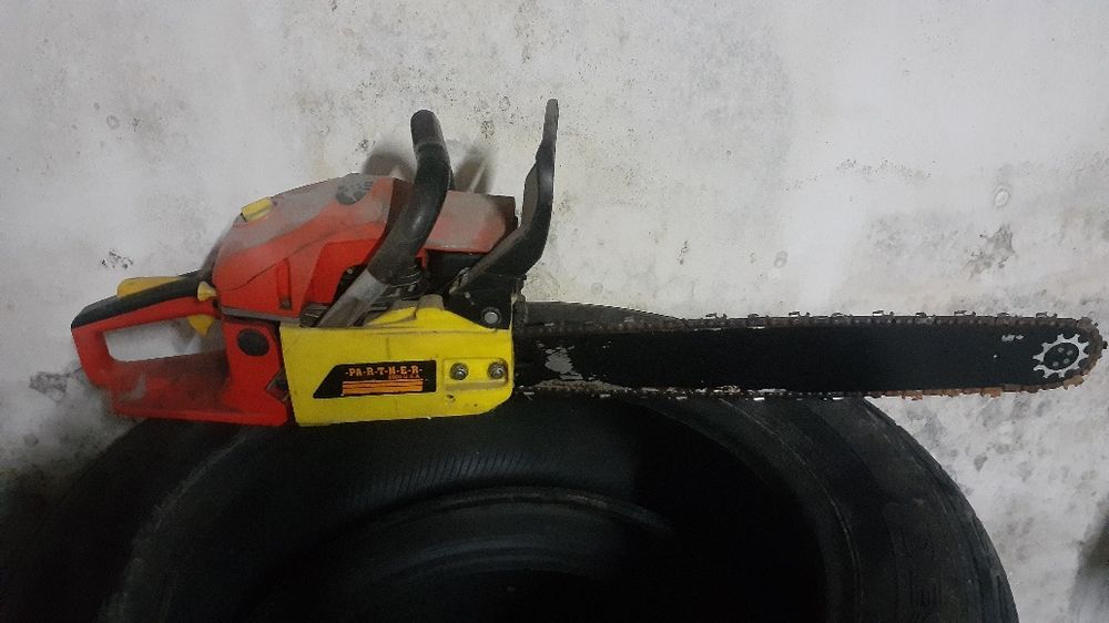 Бензиновая пила.