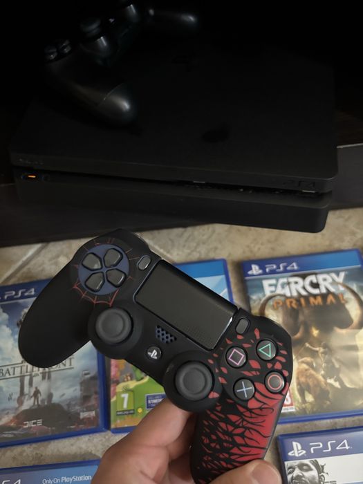 PS4 Slim 1 TB + 2 контролера + 10 игри