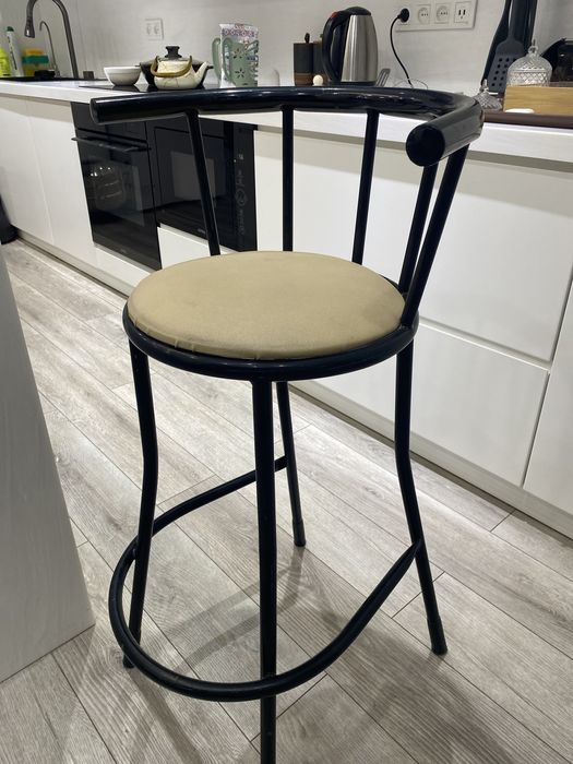 Барное стулья 4 шт хорошым состояние