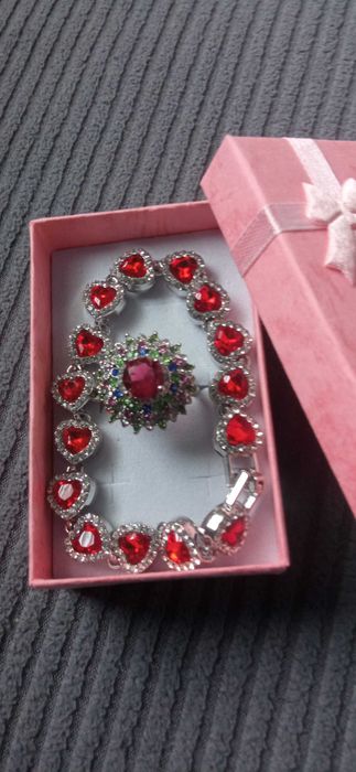 Нов, елегантен, дамски,сребърен комплект в подаръчна кутия.