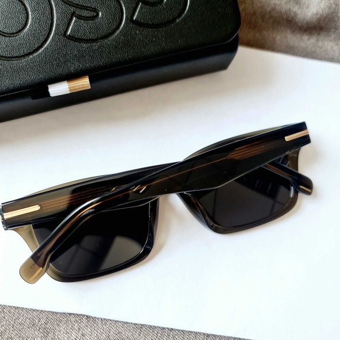 солнцезащитные очки Boss.