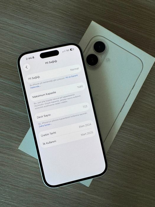 Продавам Iphone 16 128 GB Бял