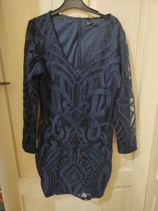 Синя рокля с дантелен мотив