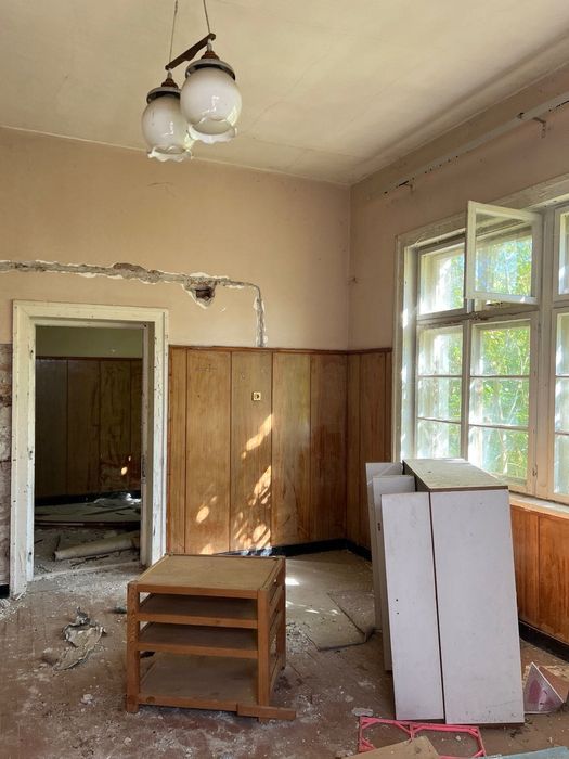 Самостоятелен имот (бивше училище)