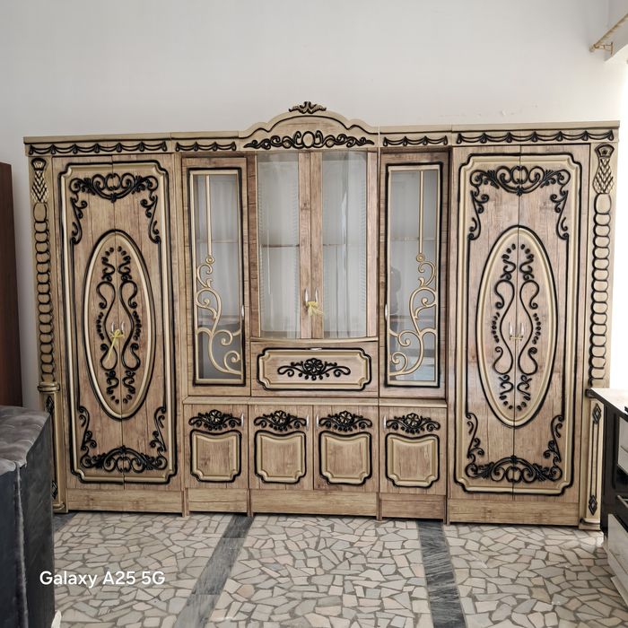 Мебел стенка сотилади