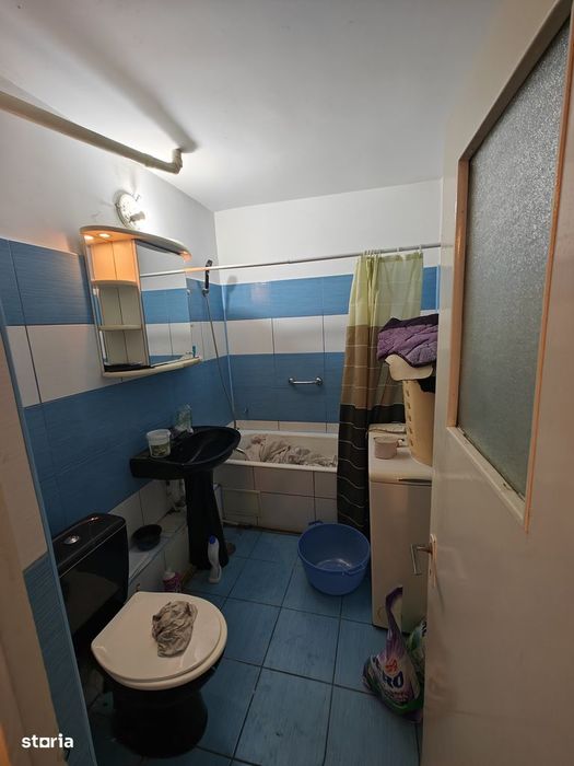 Apartament 3 camere de închiriat, cu balcon